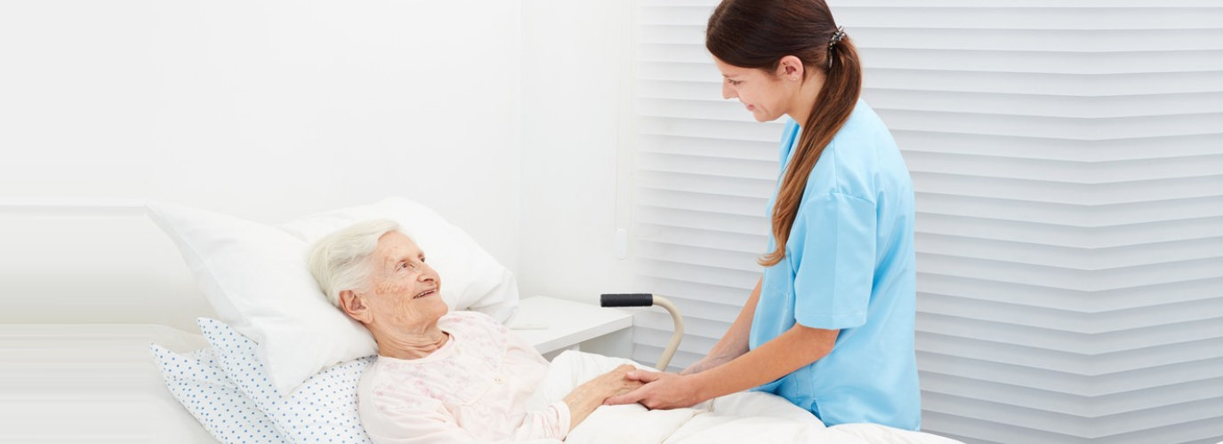 nurse visiting a senior woman